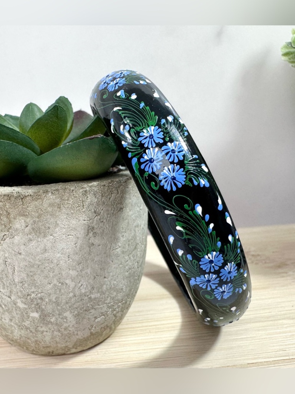💙Vintage Painted Wood Floral Bangle